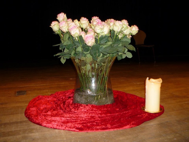 "Die Botschaft der Kerze" - Jeder Teilnehmer bekommt am Ende der Veranstaltung eine Rose